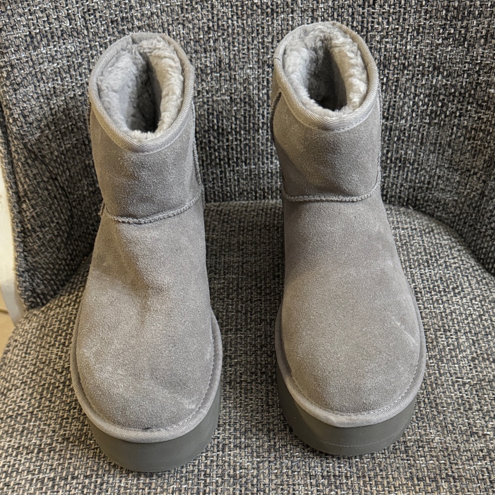 UGG Mini Platform boots size 9